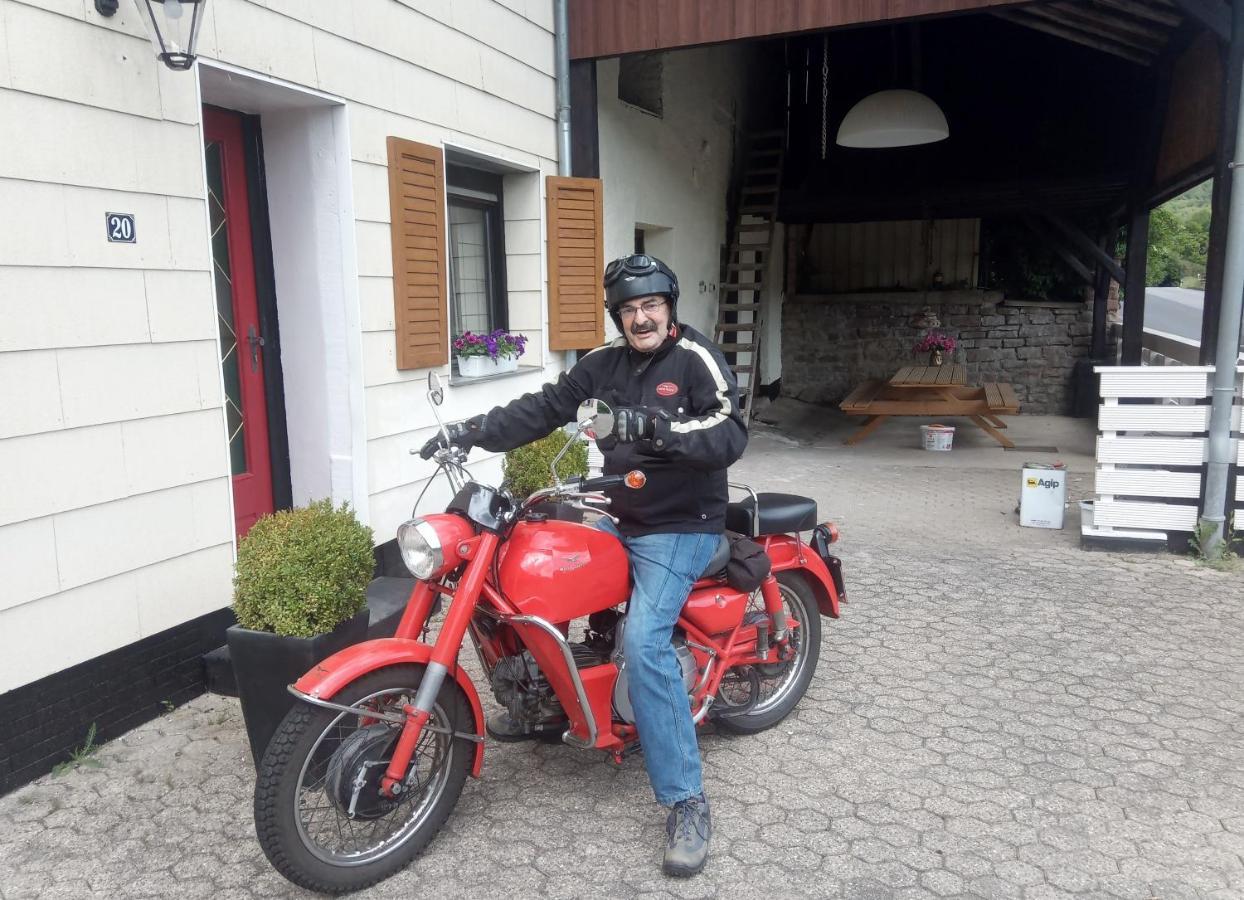 Die Rote Ente Mürlenbach Buitenkant foto