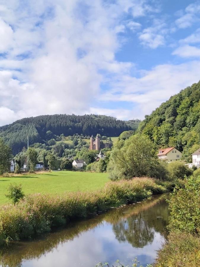 Die Rote Ente Mürlenbach Buitenkant foto