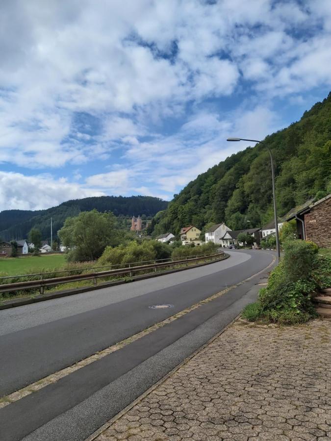 Die Rote Ente Mürlenbach Buitenkant foto