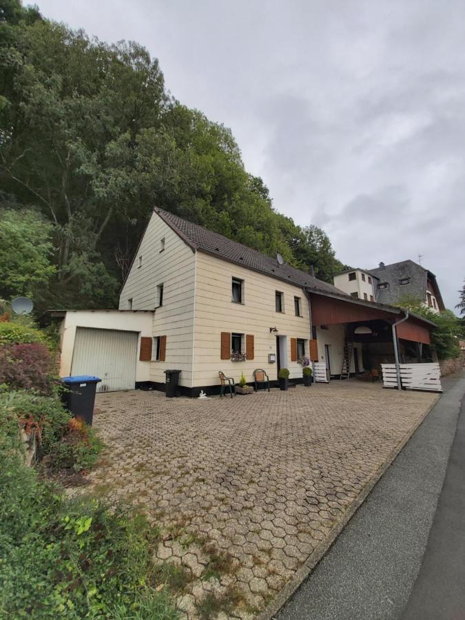 Die Rote Ente Mürlenbach Buitenkant foto