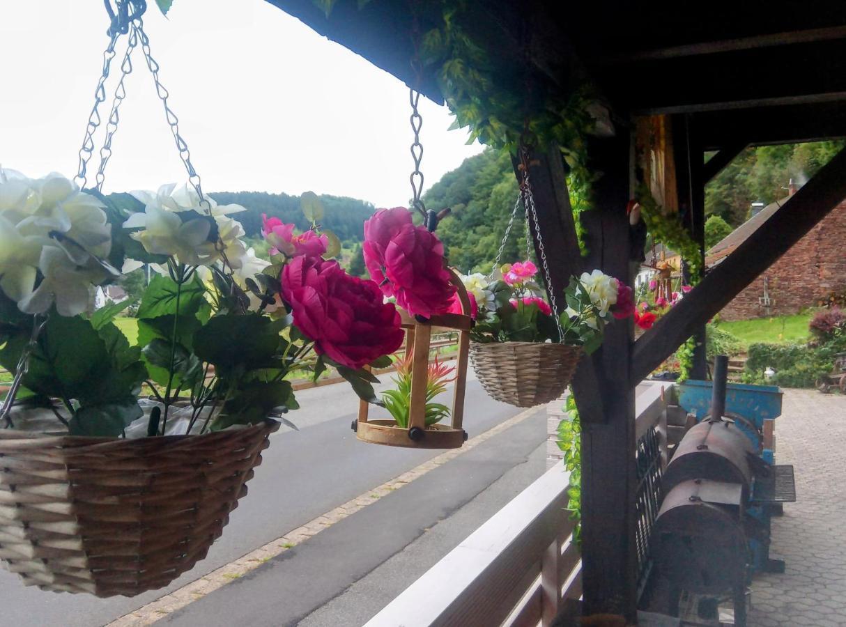 Die Rote Ente Mürlenbach Buitenkant foto