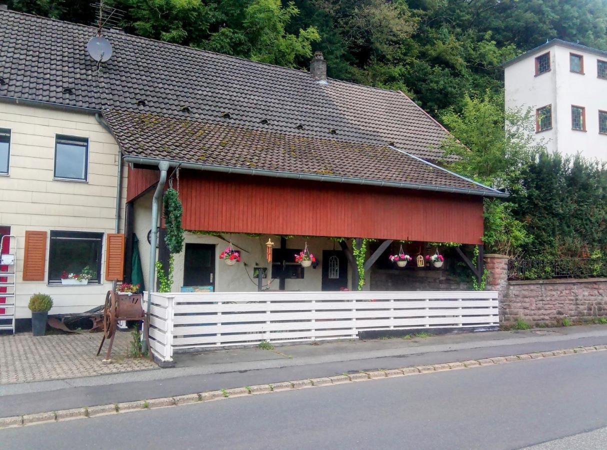 Die Rote Ente Mürlenbach Buitenkant foto